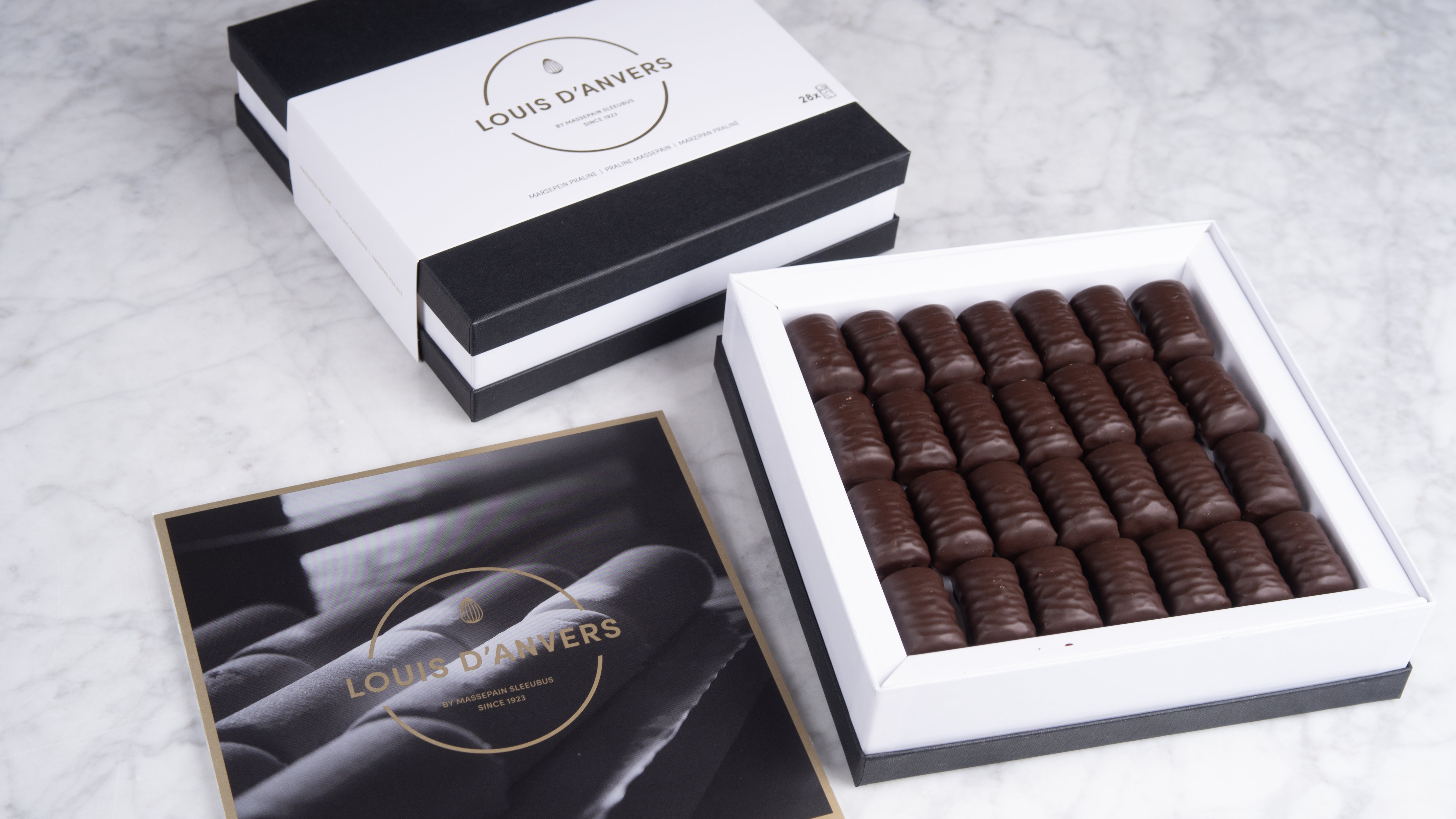 Louis d'Anvers: Luxedoos chocolade pralines met marsepeinvulling 392g