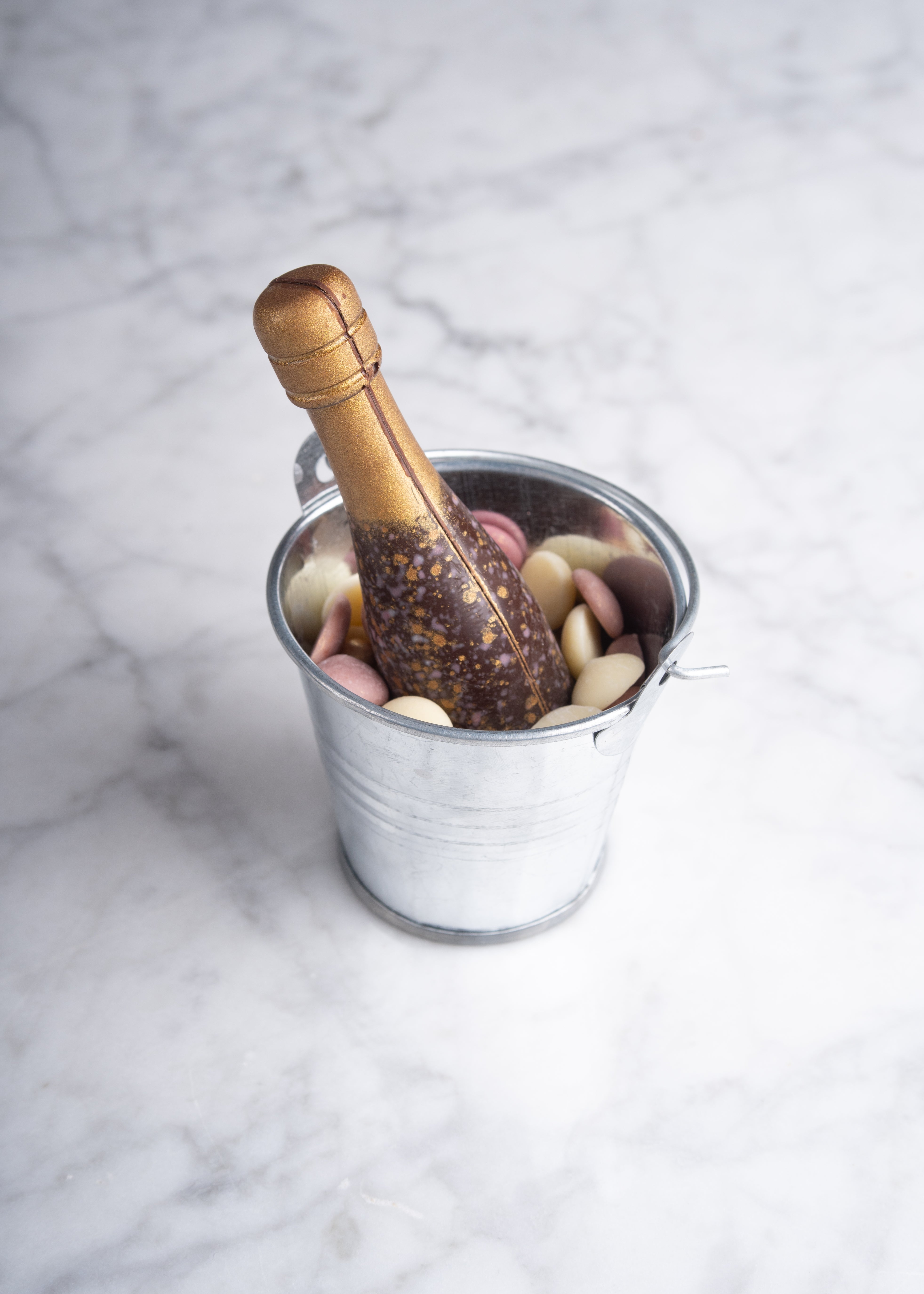 Champagne fles praline in ijsemmertje