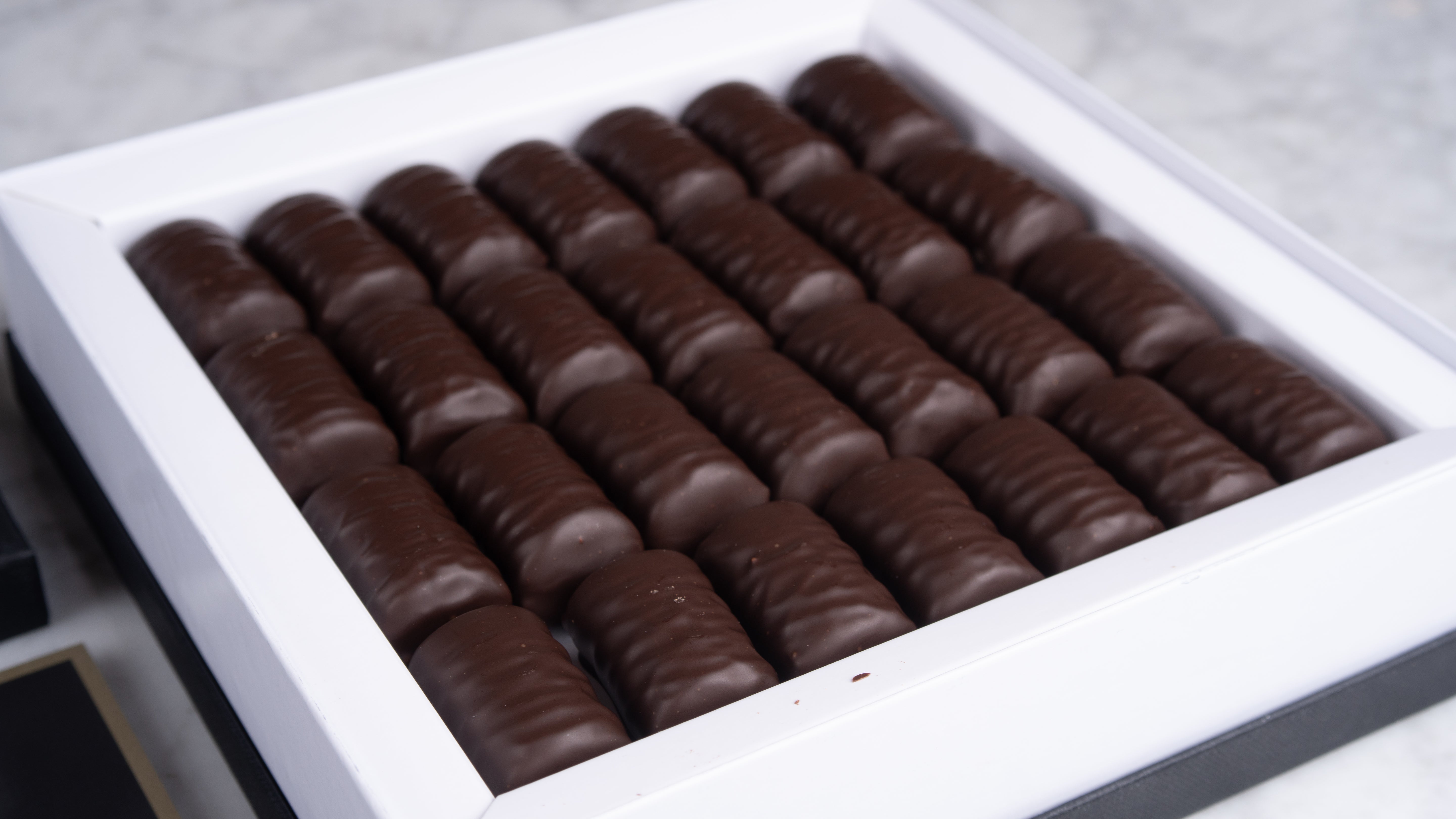 Louis d'Anvers: Luxedoos chocolade pralines met marsepeinvulling 392g