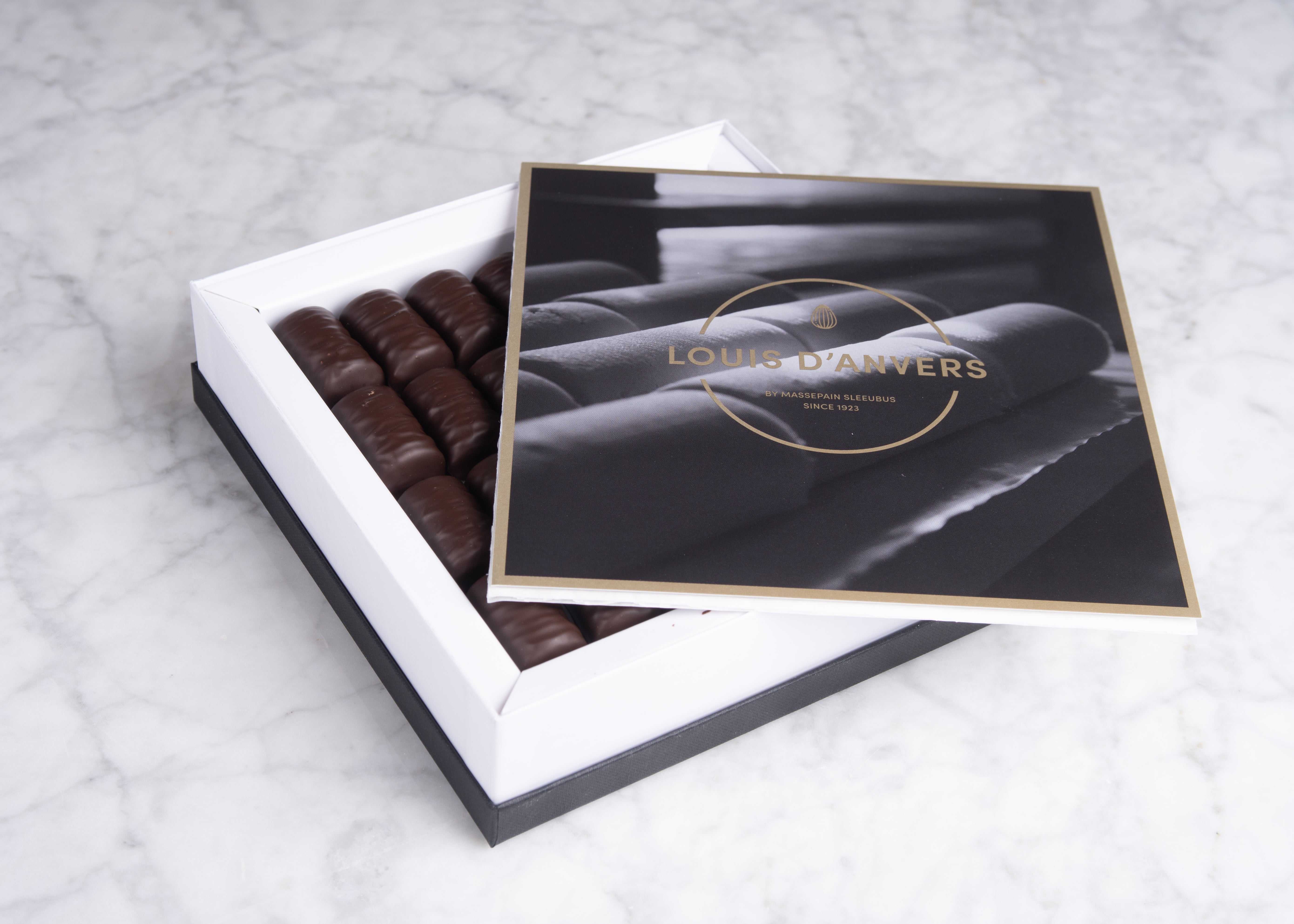 Louis d'Anvers: Luxedoos chocolade pralines met marsepeinvulling 392g