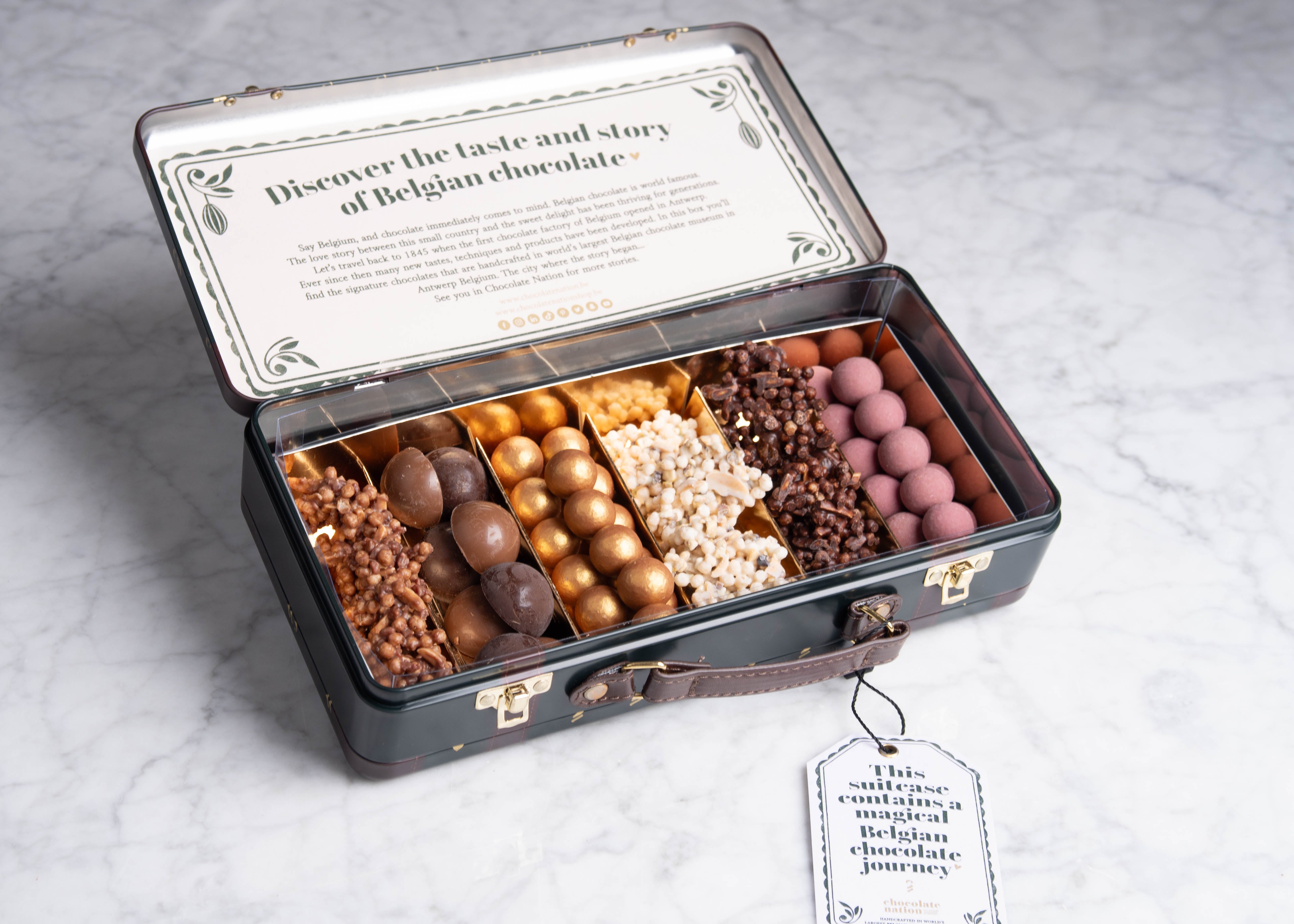 Blikken koffer gevuld met chocolade