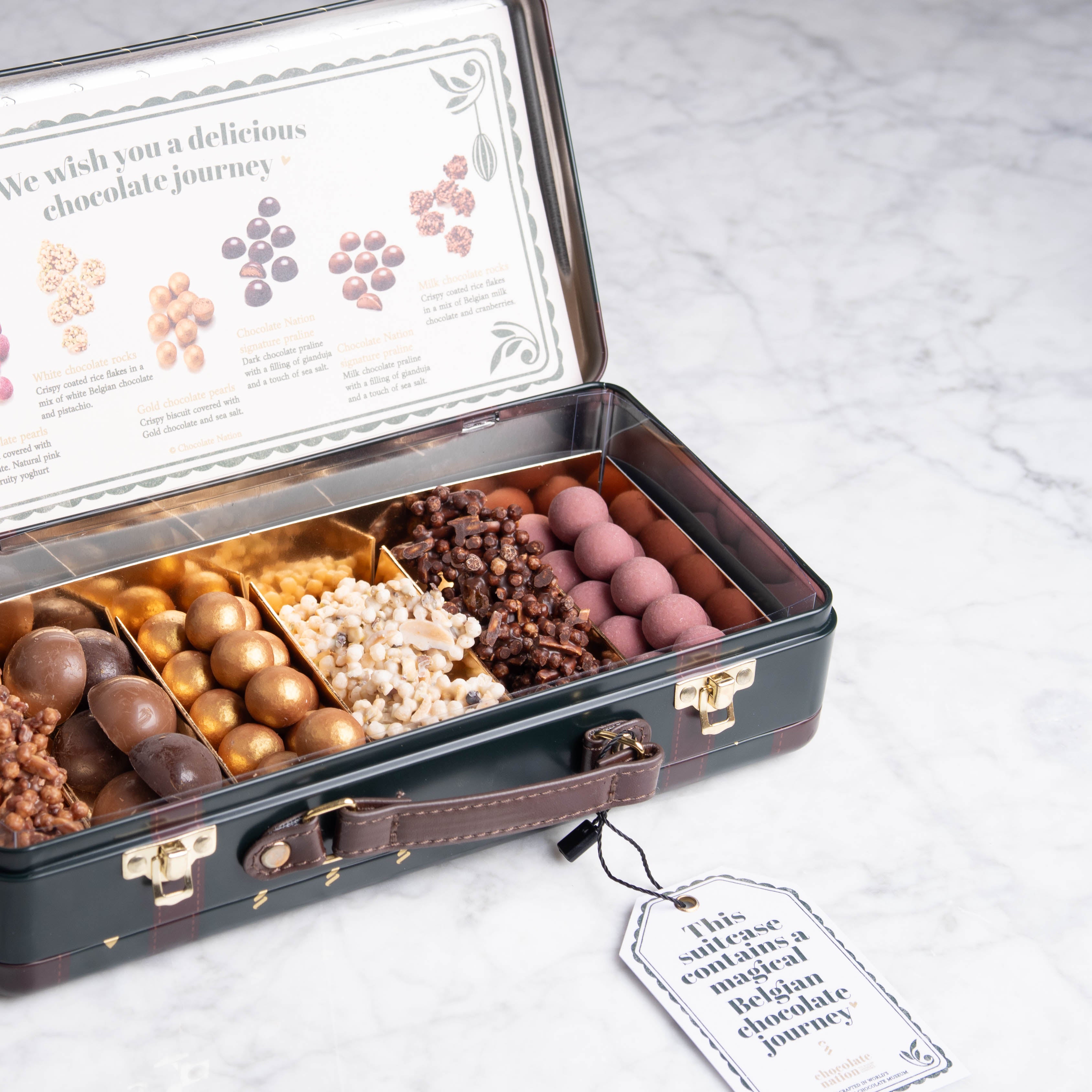 Blikken koffer gevuld met chocolade