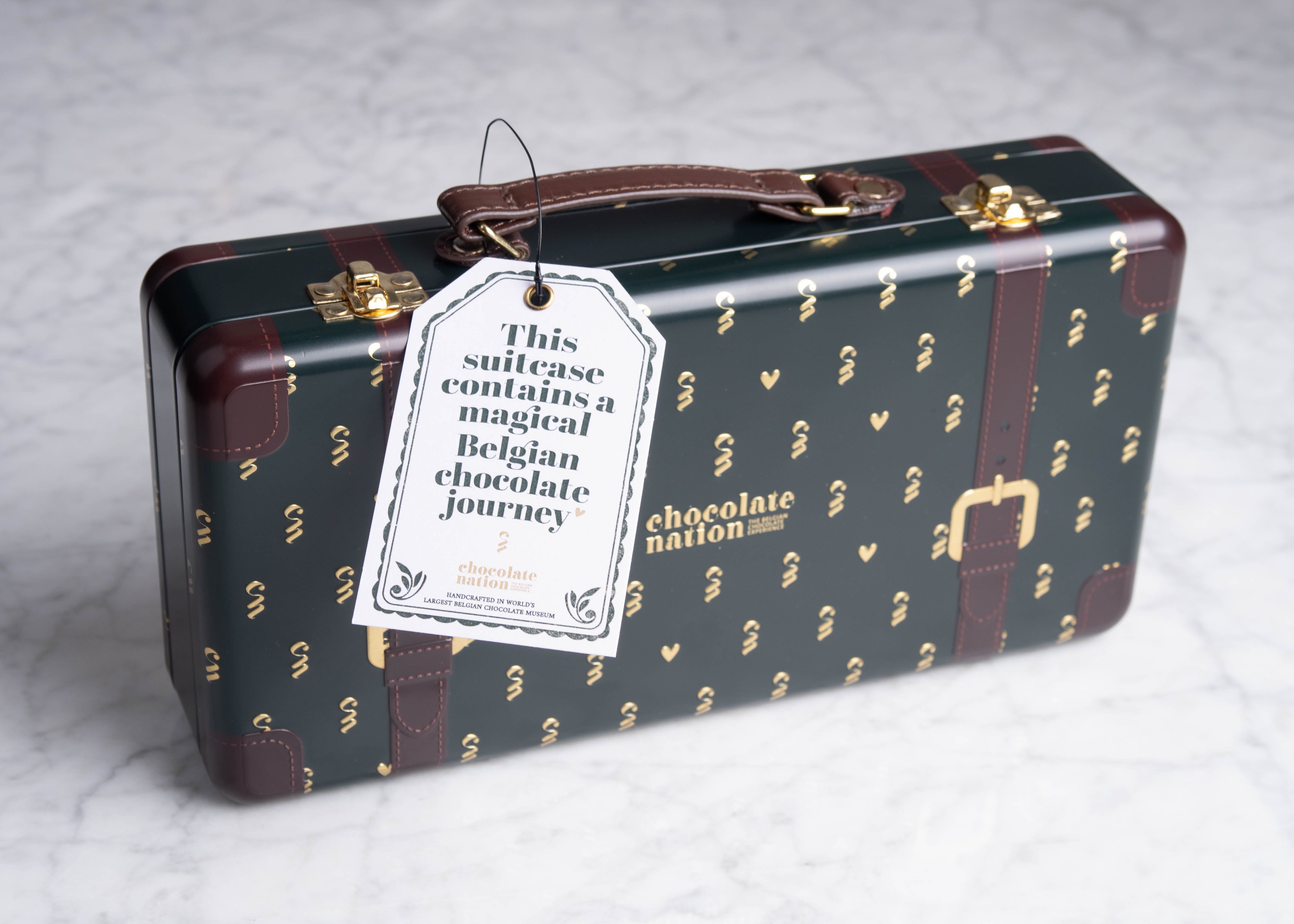 Blikken koffer gevuld met chocolade