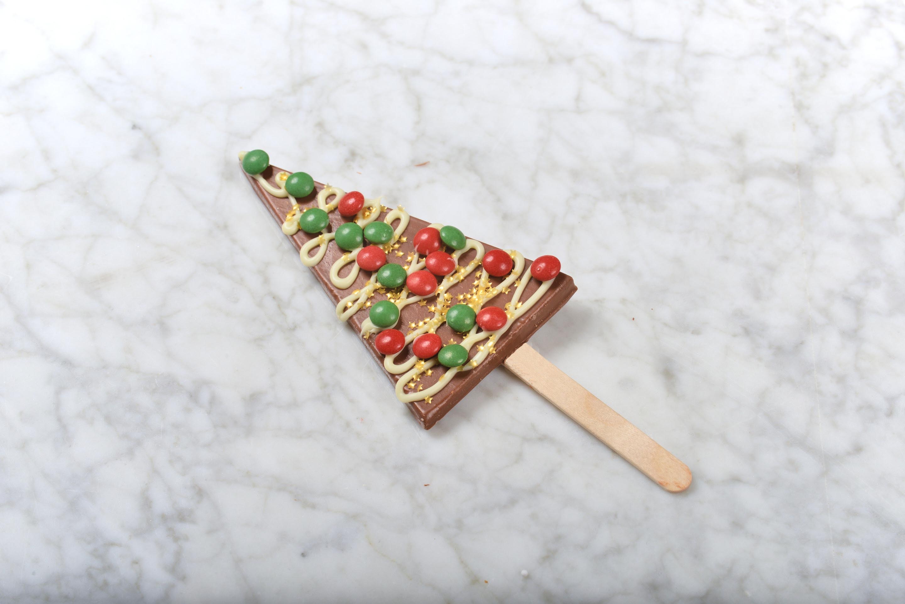 Kerstboom op stokje - melkchocolade met smarties