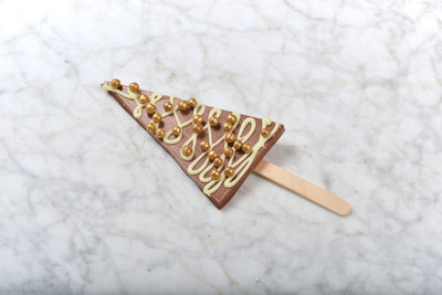 Kerstboom op stokje - melkchocolade met crisppearls