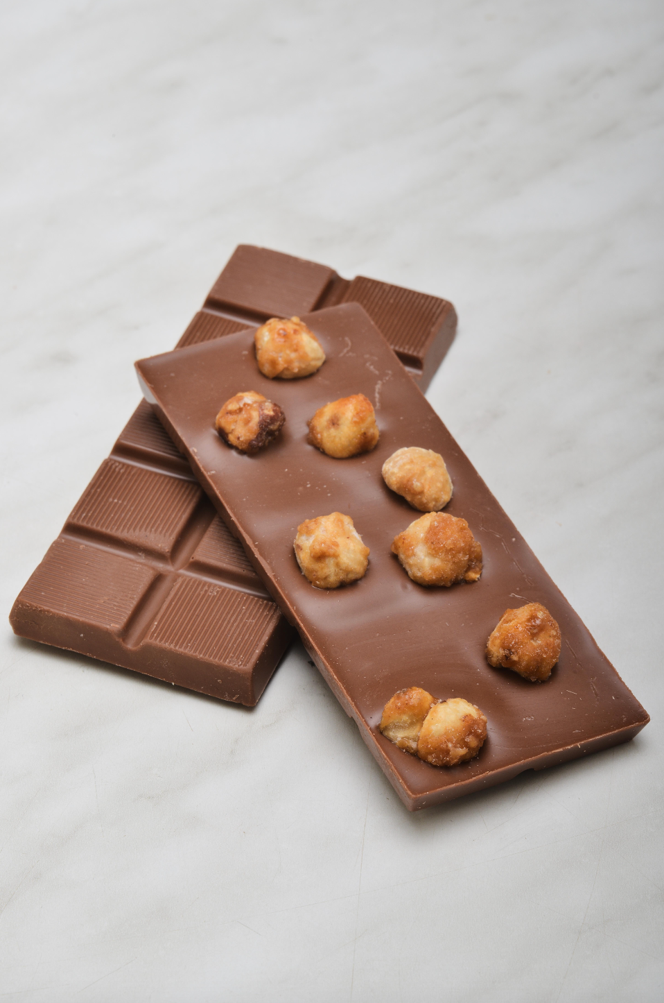 Chocoladereep met topping: hazelnoot - melkchocolade 45g
