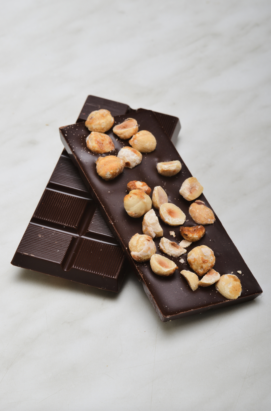 Chocoladereep met topping: hazelnoot - pure chocolade 45g
