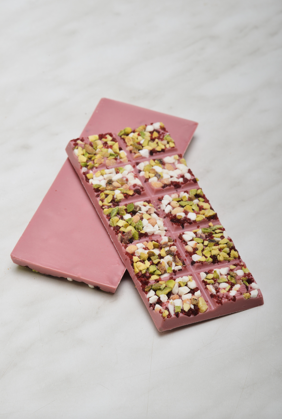 Chocoladereep met topping: Ruby chocolade met mix topping 45g