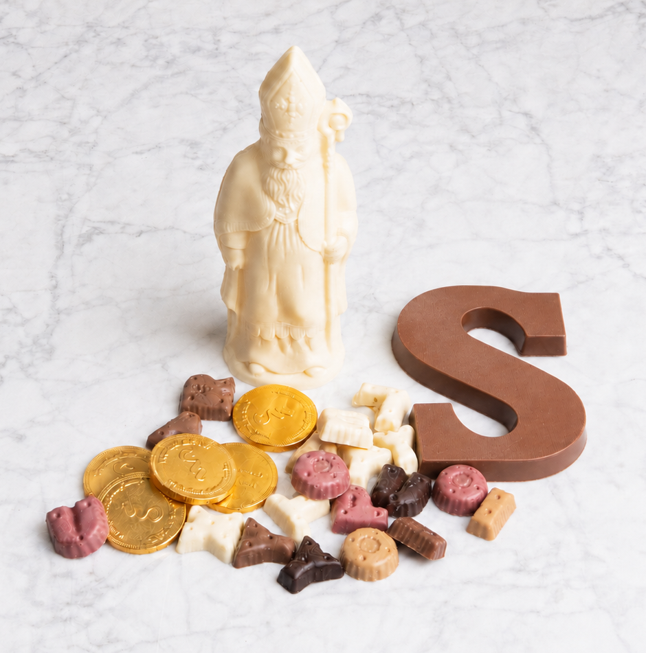 Sinterklaaspakket 6 met witte Sinterklaas en letter A