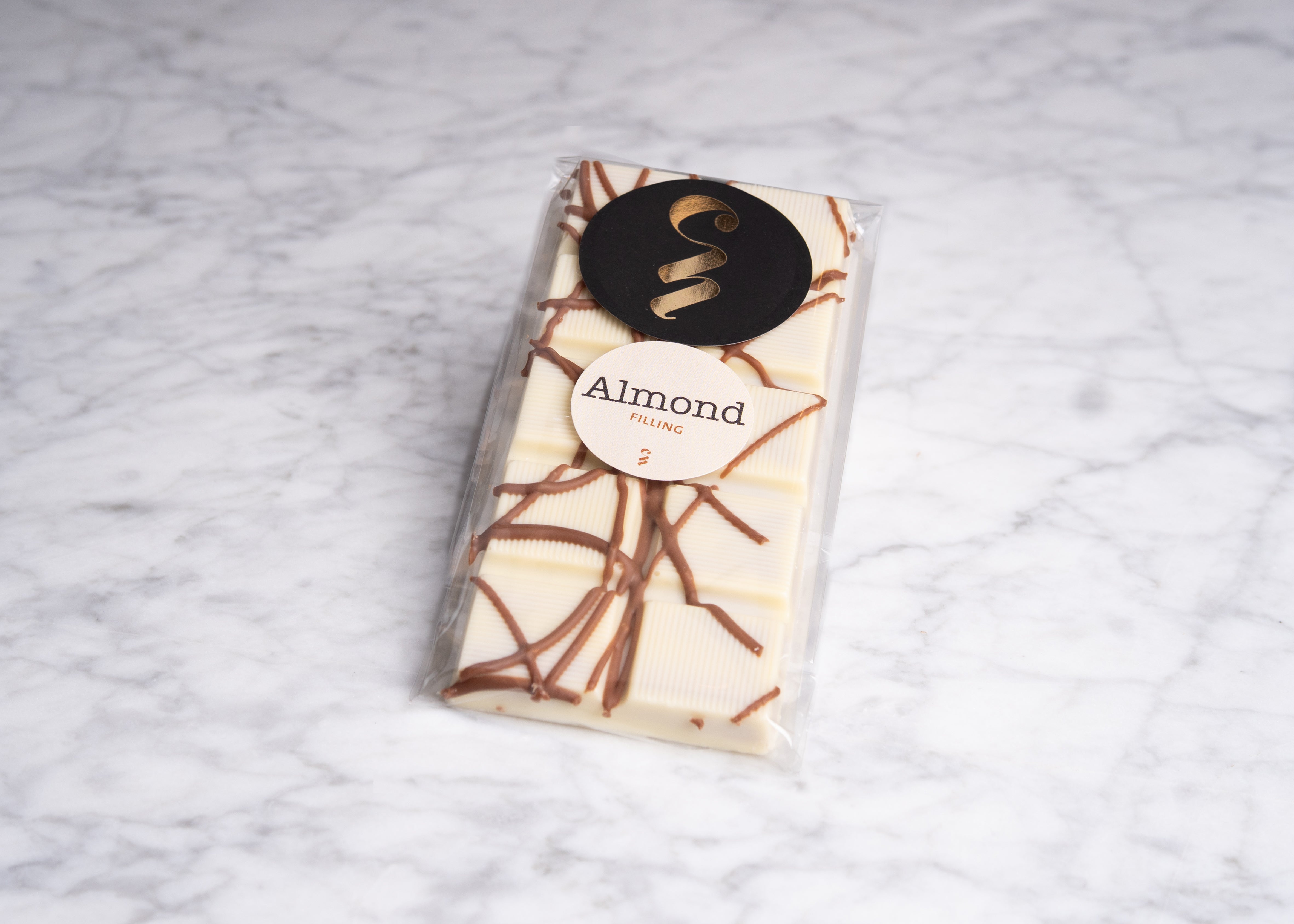 Gevulde chocoladereep: Amandel - witte chocolade