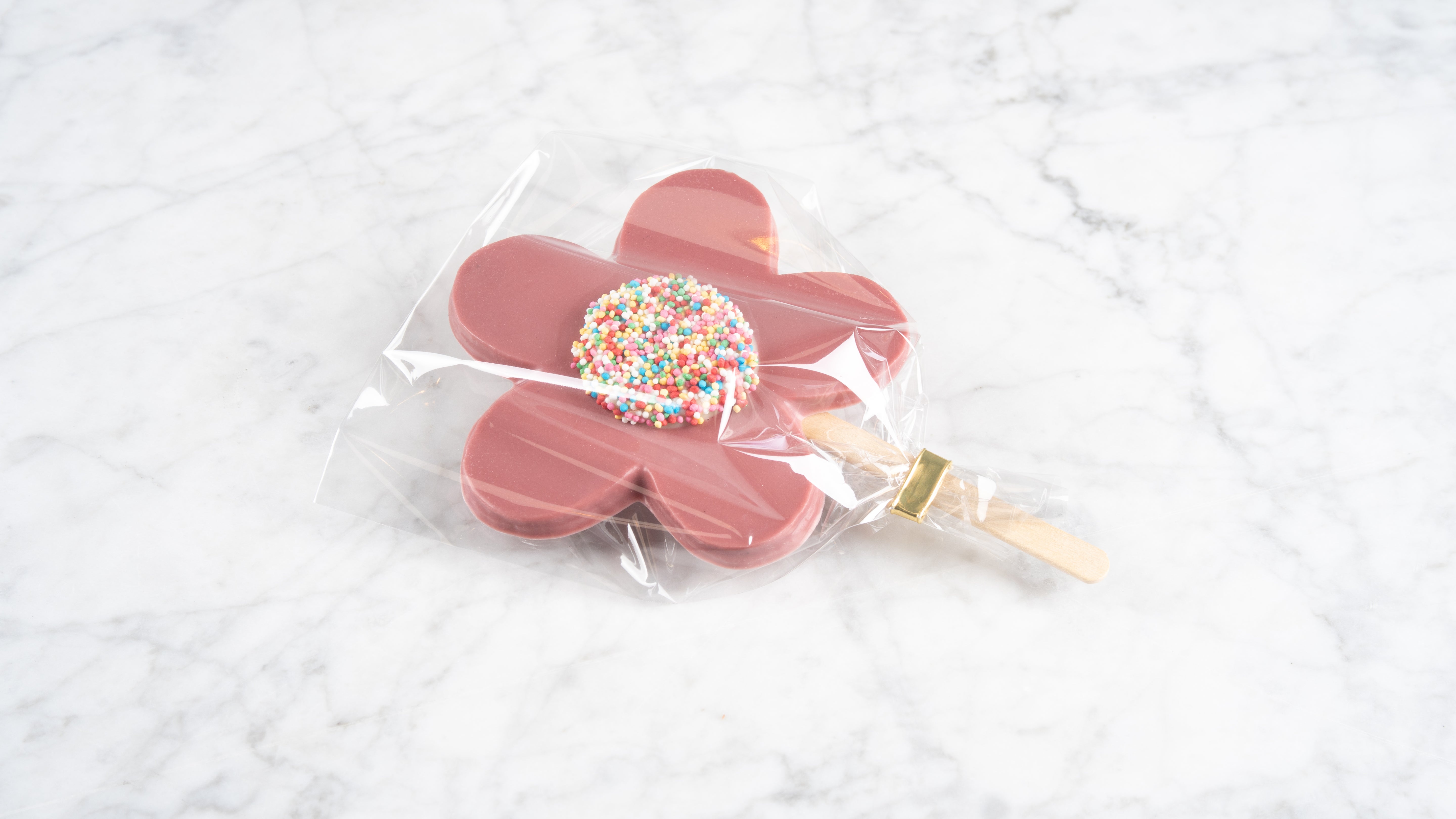 Bloemetje chocolade groot ruby op stokje