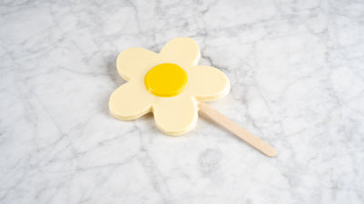 Bloemetje chocolade groot wit op stokje