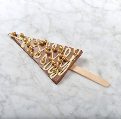 Kerstboom op stokje - melkchocolade met crisppearls