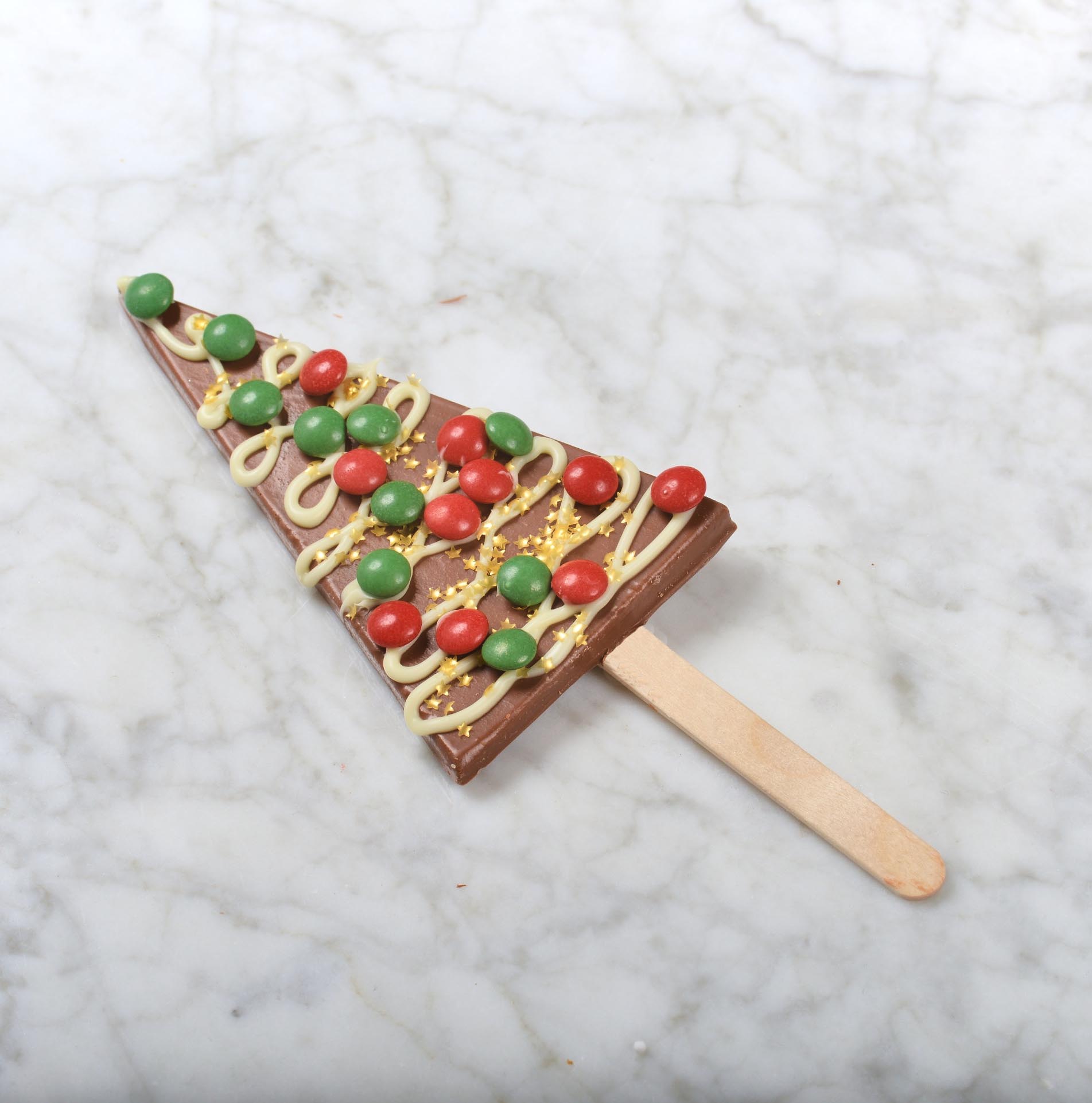 Kerstboom op stokje - melkchocolade met smarties