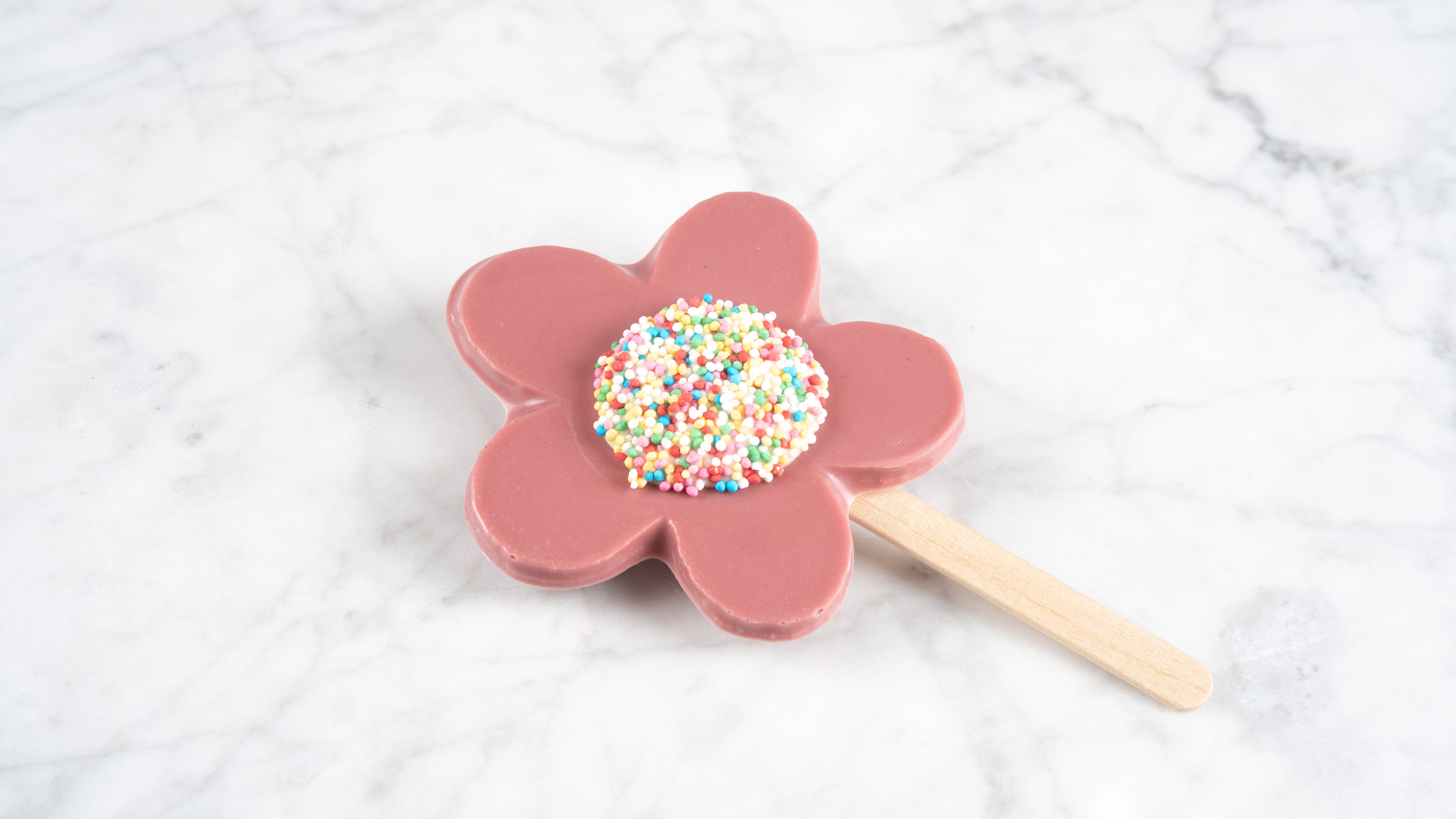 Bloemetje chocolade klein ruby op stokje