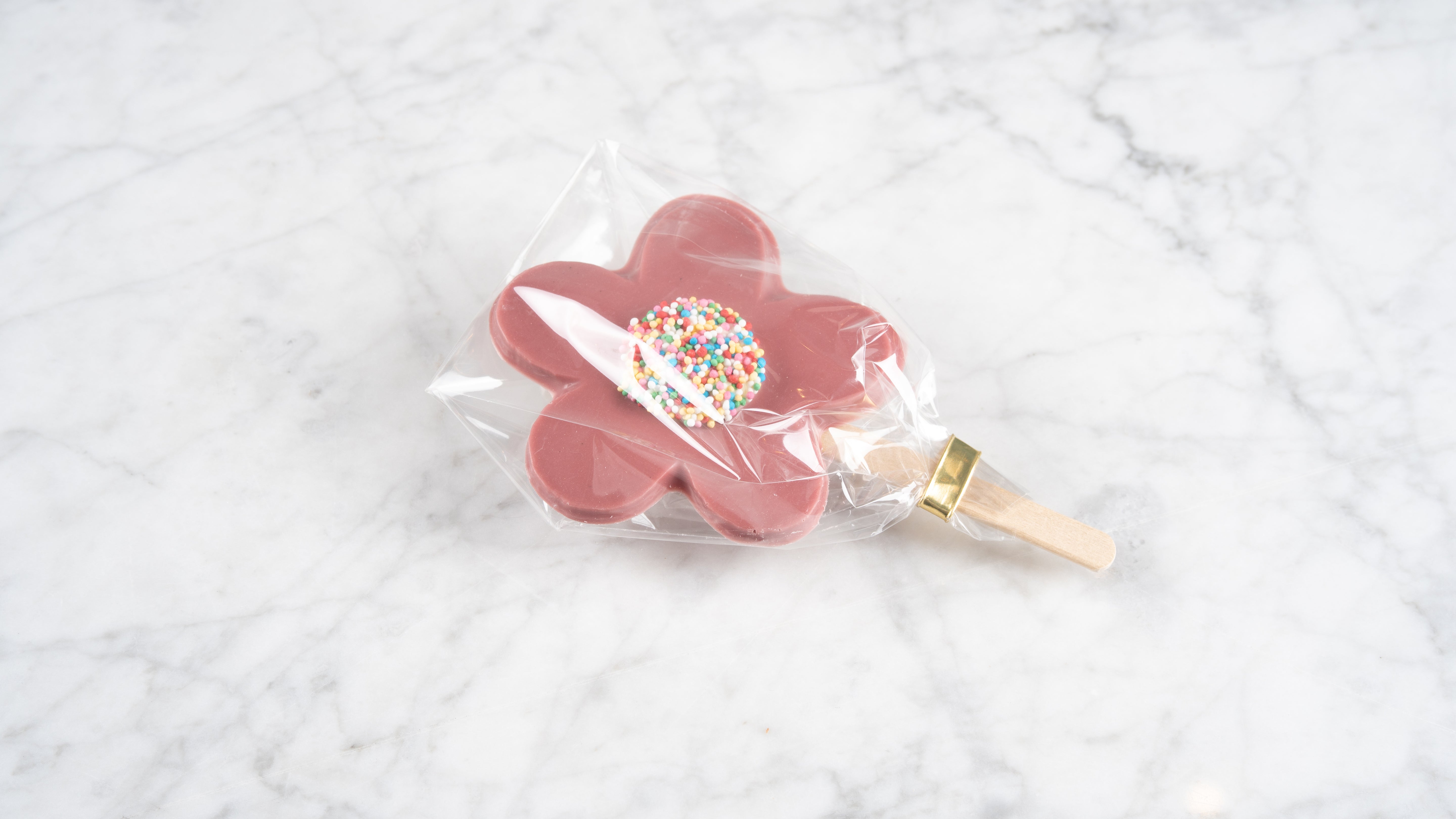 Bloemetje chocolade klein ruby op stokje
